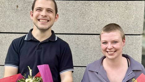 Kim Sophie Bohnen und Daniel Kraut mit Blumensträußen