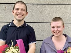 Kim Sophie Bohnen und Daniel Kraut mit Blumensträußen