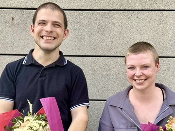 Kim Sophie Bohnen und Daniel Kraut mit Blumensträußen