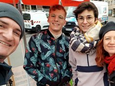 v.l.n.r. Ein Dossenheimer, Gemeinderat Justus Heine, Hannah Taller, Annika Nordmann 