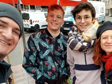 v.l.n.r. Ein Dossenheimer, Gemeinderat Justus Heine, Hannah Taller, Annika Nordmann 