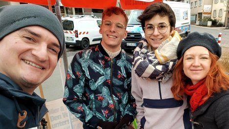 v.l.n.r. Ein Dossenheimer, Gemeinderat Justus Heine, Hannah Taller, Annika Nordmann 