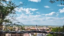 Blick auf Dossenheim mit Stacheldraht im Vordergrund